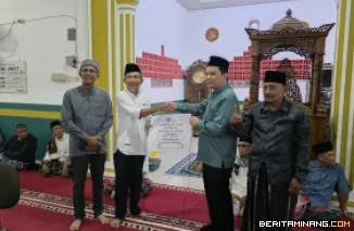 Wakil RektorDr. rer. nat Deski Beri, M.Si. menyerahkan bantuan ke PengurusMasjid Wusta, Sago, IV Jurai. Kabupaten Pesisir Selatan pada Sabtu (28/2) malam. Foto ET.