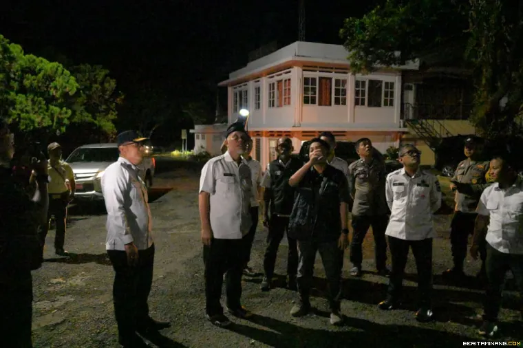 Gubernur Sumbar Mahyeldi ketika tinjau BTS.