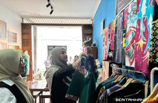 Dekranasda) Kota Padang Panjang  ketika lakukan pembinaan terhadap pelaku Usaha Mikro, Kecil, dan Menengah (UMKM) melalui kunjungan langsung ke sejumlah unit usaha, Rabu (25/2/2026). Foto: Kominfo Padang Panjang