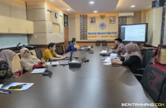 Pimpinan Fakultas Bahasa dan Seni (FBS) bersama Pimpinan UNP dalam kegiatan peninjauan Proker pada Kamis (12/3) di ruang sidang rektor Air Tawar Padang. Foto MR.