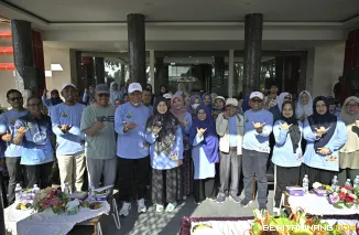 Gubernur Mahyeldi saat peringatan Hari Gizi Nasional (HGN) ke-66 yang digelar Persatuan Ahli Gizi Sumbar di halaman Kantor Gubernur, Minggu (25/1/2026). Foto: Adpim Sumbar
