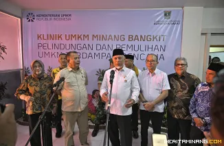 Wamen UMKM RI, Helvi Moraza, didampingi Gubernur Sumbar, Mahyeldi Ansharullah di peresmian Klinik UMKM Minang Bangkit, Jumat (23/1/2026). Foto: Adpim Sumbar