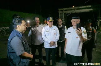 Gubernur Sumatera Barat (Sumbar), Mahyeldi Ansharullah meninjau Base Transceiver Station (BTS) Telkomsel yang baru beroperasi di kawasan Sitinjau Lauik, Kota Padang, Rabu (25/3/2026). Foto-Foto: Adpim Sumbar
