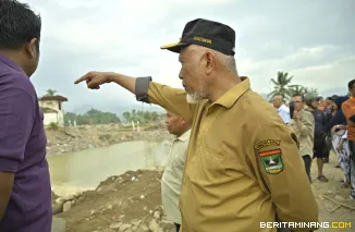 Gubernur Sumatera Barat Mahyeldi Ansharullah turun langsung meninjau pembenahan aliran sungai dan pasokan air bersih di kawasan Gunung Nago, Senin (26/1/2026). Foto: Adpim Sumbar