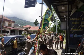 Suasana penertiban terhadap spanduk, plang merek, serta booth pedagang yang berada di kawasan terlarang, khususnya yang memanfaatkan trotoar di sepanjang jalan utama kota, Kamis (26/2/2026). Foto: Kominfo Padang Panjang