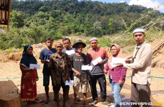 Penyerahan bantuan  lansung kepada  Warga Terdampak Bencana Alam Sinuruik. (18/3). Foto : De
