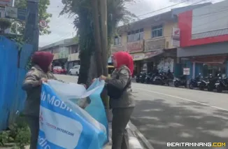 Satuan Polisi Pamong Praja dan Pemadam Kebakaran (Satpol PP Damkar) Kota Padang Panjang ketika melakukan penertiban baliho dan spanduk rusak , Sabtu (28/2/2026). Foto Kominfo Padang Panjang