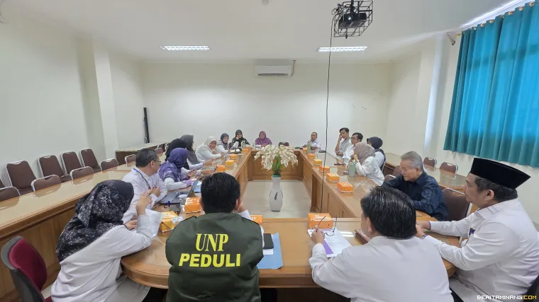 Pimpinan UNP dan dosen-dosen-dosen Program Studi Pendidikan Bahasa Jepang FBS UNP.