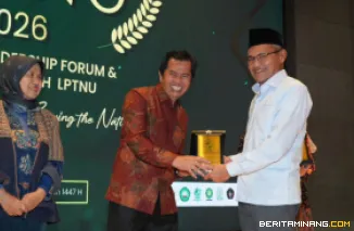 Akademisi Universitas Negeri Padang (UNP), Prof. Irwandi Jaswir, M.Sc., Ph.D., saat dinobatkan sebagai penerima Anugerah LPTNU 2026 dalam kategori Ilmuwan Muslim Indonesia dengan Penemuan Berpengaruh. Foto: Humas UNP
