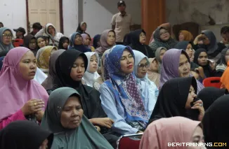 Suasana ketika Anggota DPR RI, Andre Rosiade salurkan sebanyak 3.000 paket sembako kepada masyarakat Kota Padang Panjang di Gedung M. Sjafei, Selasa (3/3/2026). Foto: Kominfo Padang Panjang
