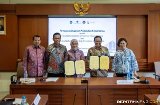 Rektor UNP Krismadinata, Ph.D bersama Dekan FK UNP Dr. dr. Rika Susanti, Sp.F.M., Subsp.E.M.(K) dan Dekan FKG UGM Prof. drg. Suryono, S.H., M.M., Ph.D. perliharkan perjanjian kerja sama di FKG UGM Kampus Bulak Sumur Yogyakarta. Foto: Humas UNP