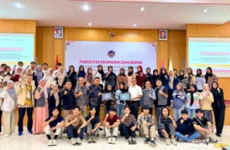 Dekan FEB UNP, Prof. Perengki Susanto, S.E., M.Sc., Ph.D., saat kegiatan pemberian bantuan kepada 80 orang mahasiswa yang terdampak bencana hidrometeorologi yang melanda Provinsi Sumatera Barat. Foto: Humas UNP