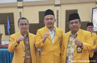 Dr. Haris Satria, M.Sn. didampingi Dekan  dan Wakil Dekan Akademik Kemahasiswaan dan Alumni FBS UNP.