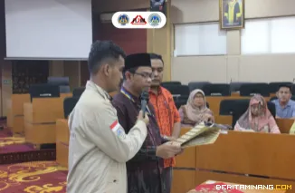 Rektor Universitas Negeri Padang, Krismadinata, Ph.D., ketika melantik MPM KM UNP Jumat (9/1/2026) di Ruang Sidang Senat Lantai 4 Universitas Negeri Padang. Foto: Humas UNP