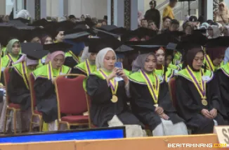 Sebanyak 189 lulusan FBS Universitas Negeri Padang diwisuda oleh Rektor pada Senin (6/5) di Auditorium Kampus UNP Air Tawar Padang.  Foto MR.
