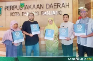 Feri bersama istrinya, Linda serahkan Al-Qur'an Braille lengkap 30 Juz kepada Dinas Perpustakaan dan Kearsipan (DPK) yang diterima Asisten Administrasi Umum Setdako Ade Nafrita Anas, didampingi Kepala DPK Januardi. Foto: Kominfo Padang Panjang