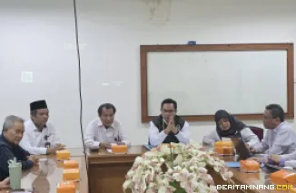 Rektor UNP Krismadinata, Ph.D. dan Wakil Rektor bertemu  dengan dosen Program Studi Pendidikan Bahasa Jepang bertempat di ruang sidang dosen Departemen Bahasa dan Sastra Inggris, Kampus FBS UNP Air Tawar Padang pada Selasa (14/4). Foto MR.