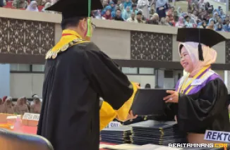 Lulusan Doktor Program Studi Ilmu Keguruan Bahasa dan Seni Universitas Negeri Padang. Foto MR.