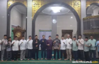 Kegiatan Subuh Mubarak yang dilaksanakan pada Jumat (10/4) bertempat di Masjid Raya Al-Azhar Kampus UNP Air Tawar Padang. Foto ET.