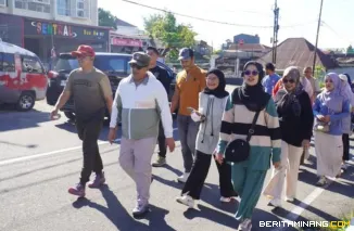 Wali Kota Padang Panjang Hendri Arnis memimpin langsung kegiatan jalan sehat bersama aparatur sipil negara (ASN) berkolaborasi dengan Secata B Rindam I Bukit Barisan, Rabu (22/4/2026), di Lapangan Bancalaweh. Foto: Kominfo Padang Panjang
