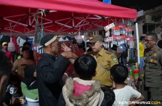 Wali Kota Hendri Arnis ketika memimpin langsung penertiban pedagang musiman nonkuliner dan parkir liar di kawasan Pasar Pusat saat meninjau kondisi pasar, Senin (9/3/2026) malam. Foto: Kominfo Padang Panjang