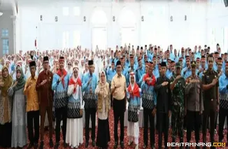 Wako Ramlan Nurmatias lepas keberangkatan 255 Calon jemaah haji Kota Bukittinggi tahun 1447 H/2026 di Balairung Rumah Dinas Wako, Kamis, (23/04) Foto : Dok Beritaminang