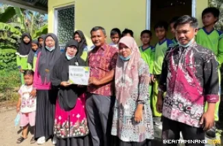Anggota DPRD Pasaman Barat dari Fraksi PKB, Eko Supriyono, menghadiri kegiatan serah terima bantuan pembangunan 2 unit WC untuk SD Islam Bhakti Bayur Kabung. Foto: e