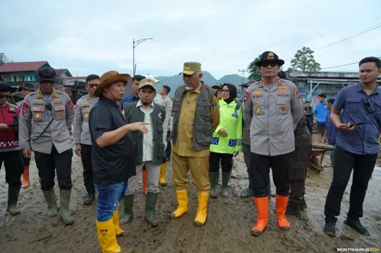 Gubernur Mahyeldi berbaur korban banjir bandang Solok.