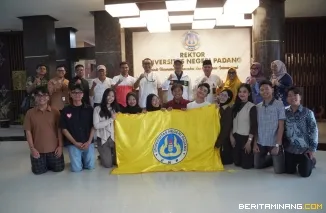 Rektor Universitas Negeri Padang (UNP), Ir. Krismadinata, Ph.D., ketika melepas 13 mahasiswa ke Peksiminas XVIII 2026 di Universitas Jember, Jawa Timur. di Ruang Sidang Rektor Lantai 4, Rectorate and Research Center UNP, Jumat (4/9/2026). Foto: Humas UNP