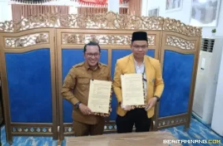 Rektor UNP Krismadinata, Ph.D. (Kanan) dan Bupati Tanah Datar Eka Putra, S.E., M.M. (Kiri) usai menandatangani kesepakatan bersama.  Foto: Humas UNP
