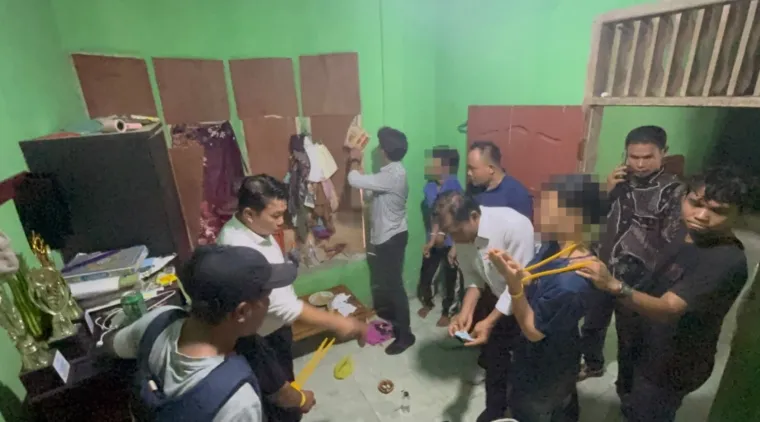 Tim Gabungan Ringkus Dua Terduga Pelaku Narkoba di Kinali Pasaman Barat, Sabu dan Timbangan Digital Disita(19/10). Foto : d