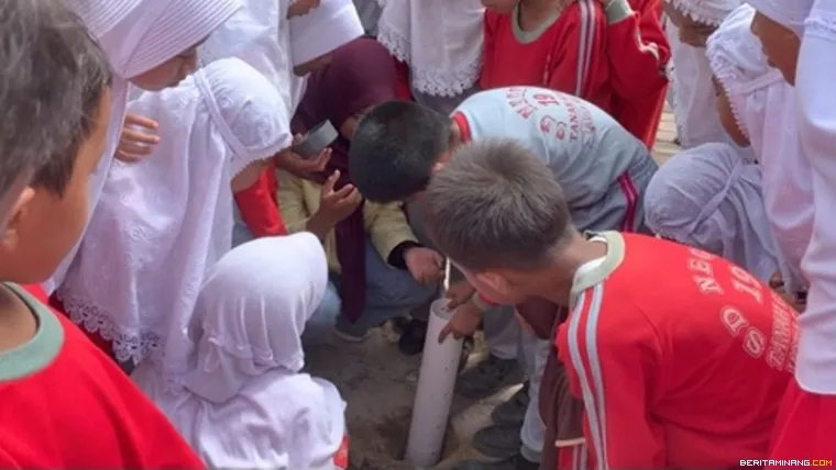 Siswa serius melihat pemasangan biopori.