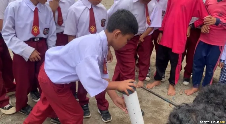 Siswa lakukan praktek.