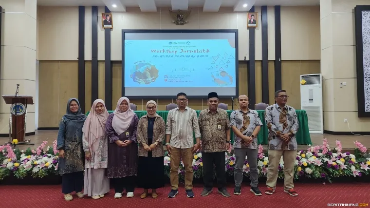 Kegiatan Pelatihan Penyiaran Radio bagi mahasiswa pada Rabu, (21/10) bertempat di Auditorium FBS UNP.