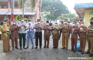 Kapolres dan Bupati Pasaman Barat  berserta Kepala OPD Bagikan Masker Gratis di SMAN 1 Pasaman. (19/10). Foto : h