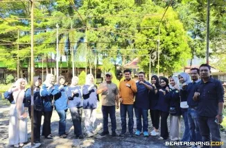 Pemerintah Kabupaten Pasaman Barat menggelar gotong royong serentak di kawasan perkantoran dan berbagai fasilitas umum, Jumat (26/6)
