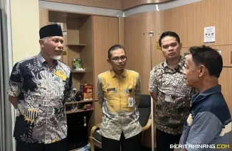 Gubernur Mahyeldi Jenguk Ketua MUI Sumbar Korban Kebakaran KMP Batumandi di Cilegon