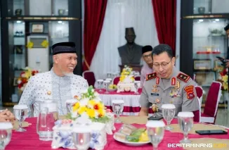 Gubernur Sumatera Barat (Sumbar), Mahyeldi Ansharullah ketika menerima kunjungan Kapolda Sumbar Irjen Pol. Jawari di Istana Gubernuran Sumbar, Jumat (16/10/2026). Foto: Adpim Sumbar