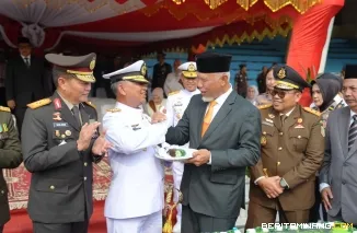 Gubernur Sumbar Mahyeldi bersama Forpimda dan pejabat TNI usai mengikuti upacara militer peringatan HUT ke-81 TNI Tahun 2026 di Ruang Terbuka Hijau (RTH) Imam Bonjol, Padang, Senin (5/10/2026). Foto: Adpim Sumbar