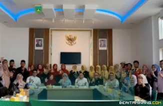 Tim MAS Kauman Muhammadiyah mempresentasikan implementasi Program SSK kepada Tim Kementerian Kependudukan dan Pembangunan Keluarga/BKKBN secara daring, Jumat (25/9/2026), dari Ruang VIP Balai Kota Padang Panjang. Foto: Kominfo Padang Panjang