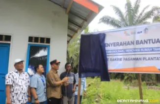Sekretaris Daerah Kabupaten Pasaman Barat, Doddy San Ismail, saat meresmikan bantuan rumah tidak layak huni (RTLH) dari perusahaan kelapa sawit PT BPP bagi warga kurang mampu di Silawai Timur, Kecamatan Sungai Beremas, Jumat (24/4). foto : antara