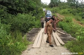Keterangan foto: Bupati Pasaman Barat Yulianto bersama jajaran Dinas Pekerjaan Umum dan Penataan Ruang (PUPR) meninjau kondisi jalan dan jembatan menuju wilayah terisolasi Jorong Rura Patontang, Kecamatan Koto Balingka (25/5).Foto: h