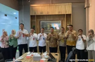 Penandatanganan Perjanjian Kerja Sama antara Kepala Dinas Komunikasi dan Informatika Kota Padang Panjang Harry Rizka Perdana dan Kepala BSrE BSSN Jonathan Gerhard Tarigan di Kantor BSrE BSSN, Jakarta, Rabu (23/9/2026). Foto: Kominfo Padang Panjang