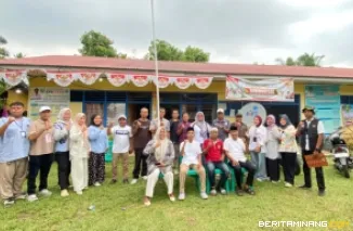 Foto Bersama Calon wali nagari Pinaga Aua bersama Panitia dan pengawasan usai pleno penetapan Suara. (8/10).foto : d